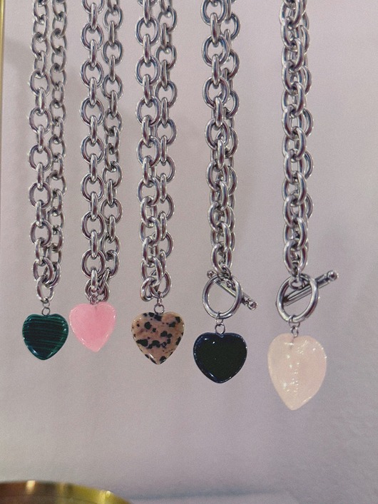 srebrne naszyjniki Naszyjnik łańcuch z serduszkiem z kamienia