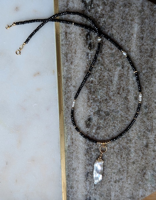 złote naszyjniki Naszyjnik szlachetny z piękną perłą