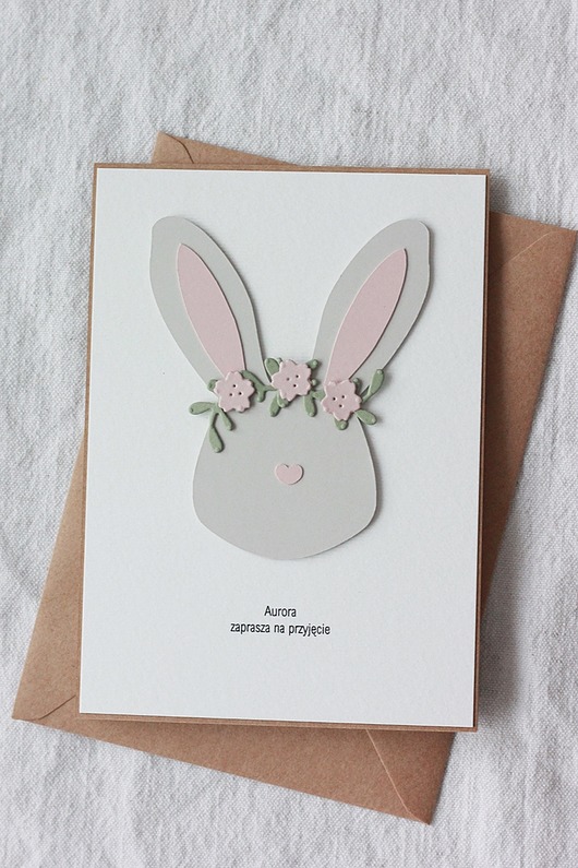 kartki scrapbooking Sweet Bunny. Zaproszenia urodzinowe z szarym zajączkiem