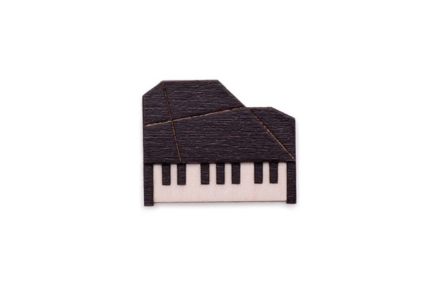 Drewniana muzyczna broszka w kształcie fortepianu BeWooden Polska