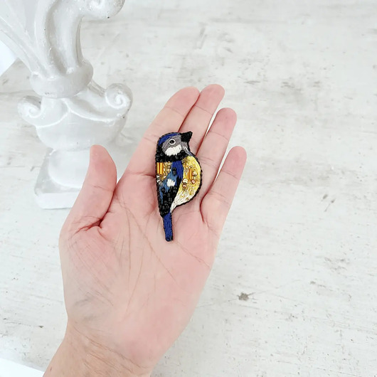 broszki Broszka PTAKI SIKORKA 2 ręcznie haftowana przypinka koraliki haft