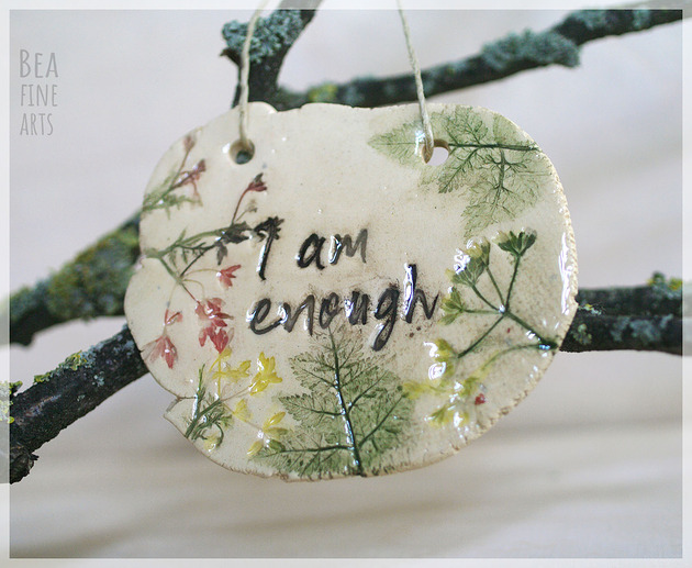 napisy dekoracyjne i tabliczki I am enough - dekor ceramiczny z afirmacją