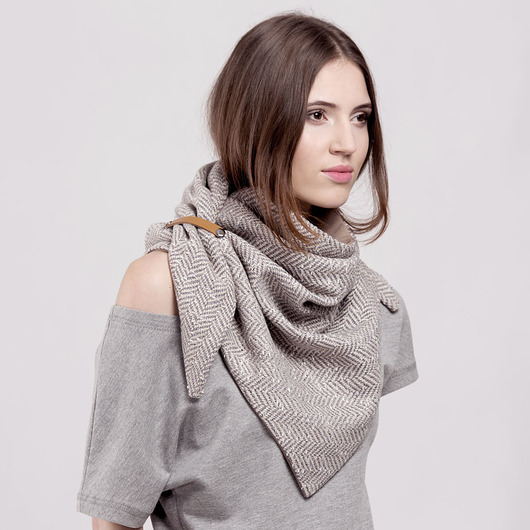 Trójkątna Żakardowa Chusta z zapięciem CADOaccessories