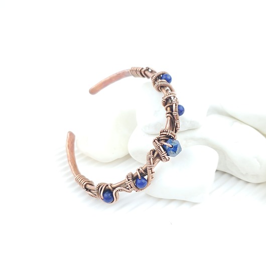 bransoletki wire wrapping Miedziana bransoleta mankietowa z lapis lazuli