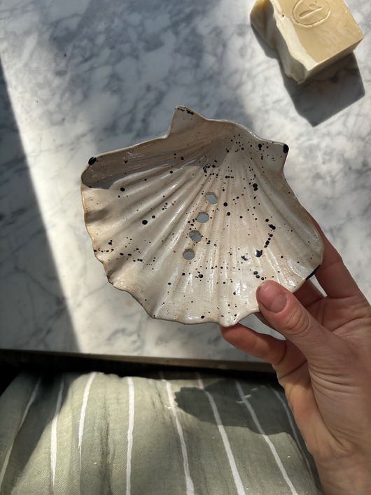 mydelniczki Ceramiczna Mydelniczka z Odpływem Muszelka Muszla Biała w Czarne Ciapki
