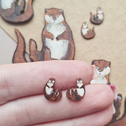 kolczyki drewniane Wydry malowane