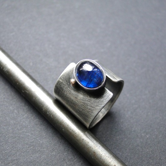 pierścionki srebrne Pierścień Kianit ze złotą kulką