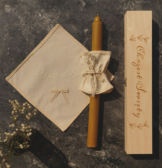 akcesoria na chrzest Gromnica  z kremowym okapnikiem i szatką w pudełku - wzór 1