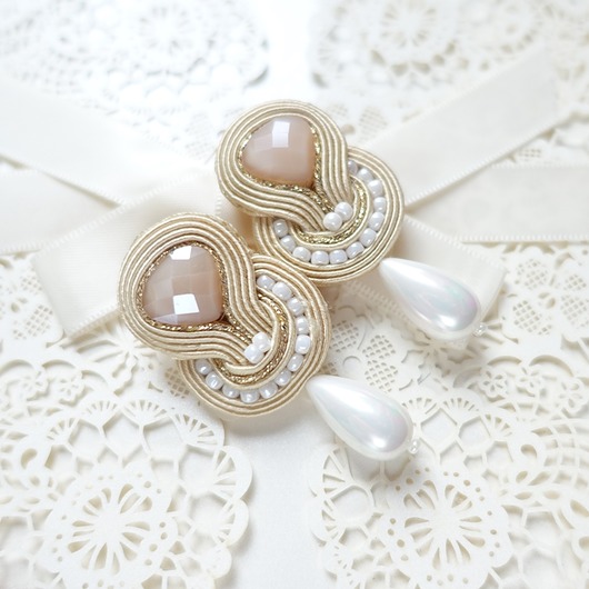 Elaine - beżowe kolczyki ślubne soutache Mró Soutache
