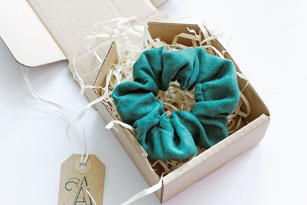 gumki do włosów lniana gunka scrunchie zieleń szmaragdowa