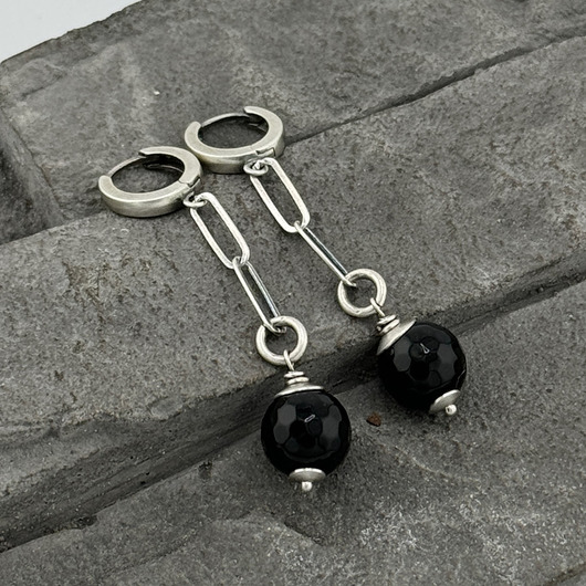 kolczyki z kamieniami Kolczyki Onyks w kajdankach