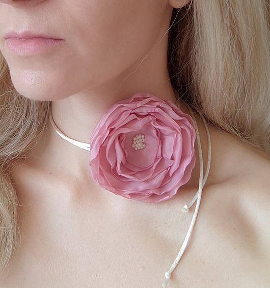 chokery Naszyjnik choker z różowym kwiatkiem
