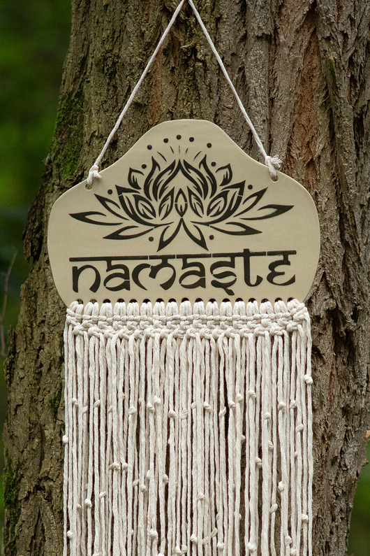 Ozdoby na ścianę Ceramiczna zawieszka NAMASTE z makramą