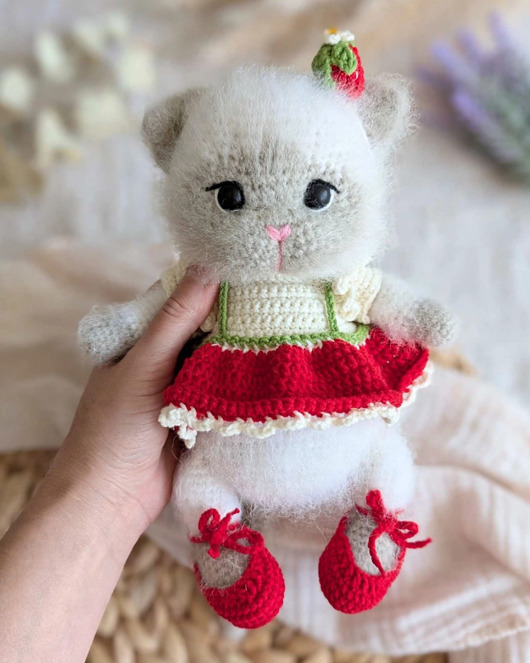 misie i maskotki Truskawkowa Kotka - maskotka z ubrankami / kotek amigurumi
