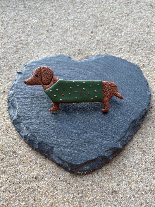 broszki Broszka jamnik w zielonym sweterku