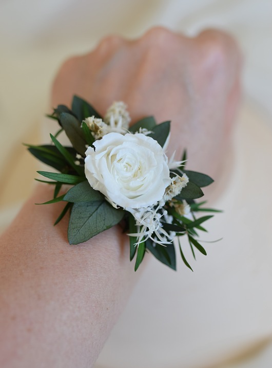 komunia - pozostałe Korsarz komunijny na rękę z białą różą, ozdoba na świecę