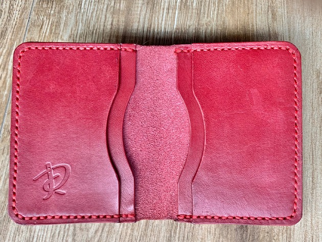 portfele damskie Czerwony portfel ze skóry na karty ręcznie uszyty.