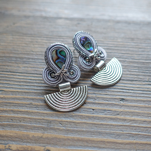Szare kolczyki soutache w ważkami Mró Soutache
