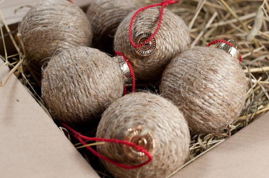 Bombki na czerwonym sznurku i love nature
