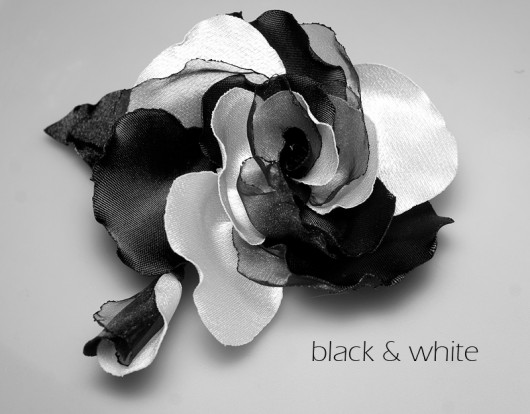 Różana broszka black&white AT design