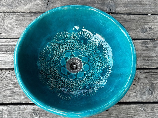 umywalki UM8 Umywalka ceramiczna, turkusowa, okrągła, folkowa koronka na dnie.