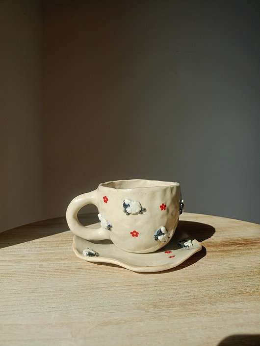 filiżanki Ceramiczna filiżanka w owieczki ze spodkiem
