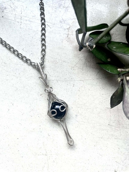 wisiory Elegancki wisiorek z czarnym onyksem miedź srebrzona