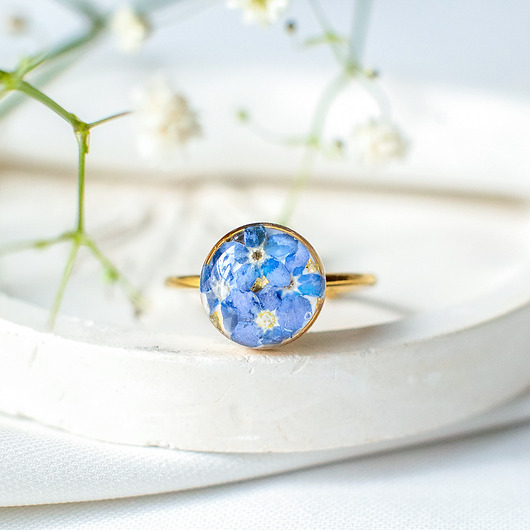 pierścionek z żywicy Pierścionek z niezapominajkami