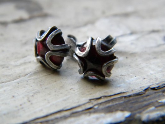 kolczyki wire wrapping granaty w roślinopodobnej oprawie