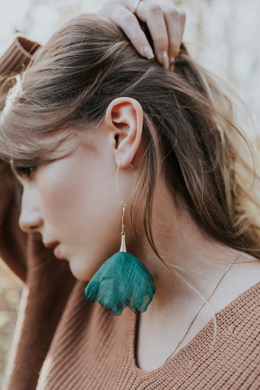 kolczyki z piórami Kolczyki szmaragdowe kwiaty, długie kwiaty