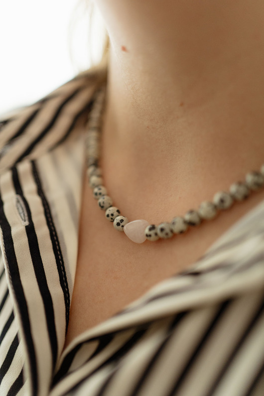 naszyjniki - inne Naszyjnik z kamieni dost z serduszkiem