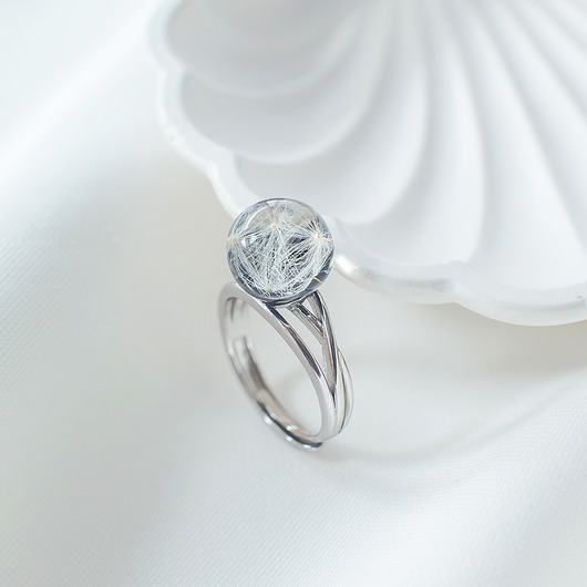 pierścionek z żywicy Pierścionek z rzęsek dmuchawca