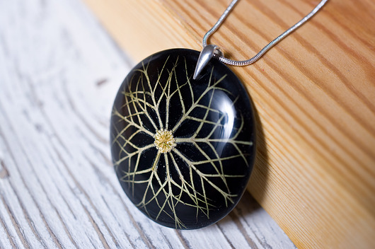 Naszyjnik z ornamentem roślinnym w żywicy So Jewelry
