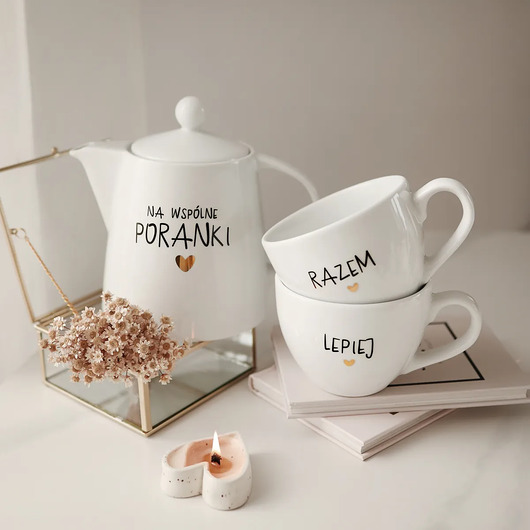 kubki Zestaw biały porcelanowy dzbanek 1 litr i 2 kubki porcelanowe 500 ml - motyw