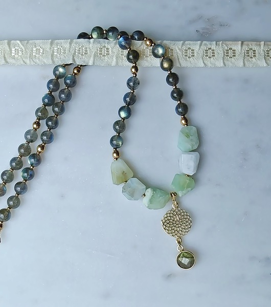 złote naszyjniki Naszyjnik z opalizacją - chryzopraz i labradoryt