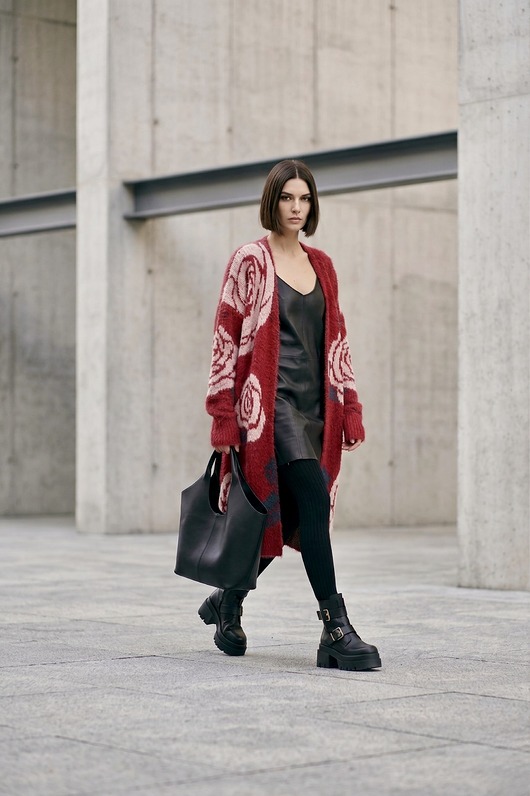 kardigany damskie Spektakularny kardigan w róże, czerwony