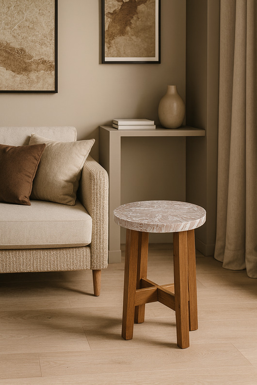 stołki Ręcznie wykonany stołek z litego drewna z zabezpieczonym blatem