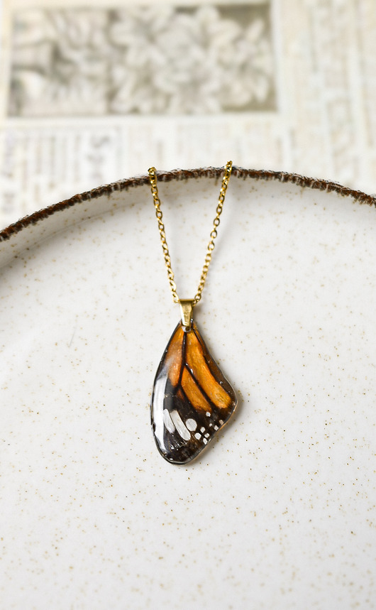 wisiory Naszyjnik z bursztynowym motylem monarch