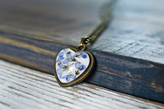 Delikatny naszyjnik z żywicy w kształcie serca So Jewelry