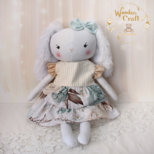 misie i maskotki Króliczek Nela przytulanka, prezent w miętowo-beżowej sukieneczce w kwiaty