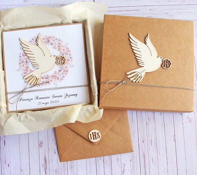 kartki na komunię Kartka, personalizacja, pudełko, koperta : gołąb : kwiatuszki