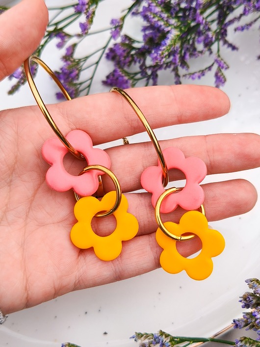 kolczyki z masy plastycznej Kolorowe kwiatuszki, biżuteria na wiosnę, prezent na walentynki, boho