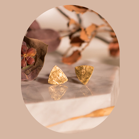 kolczyki pozłacane Małe kolczyki trójkąty Reuleaux złote z fakturą - sztyfty