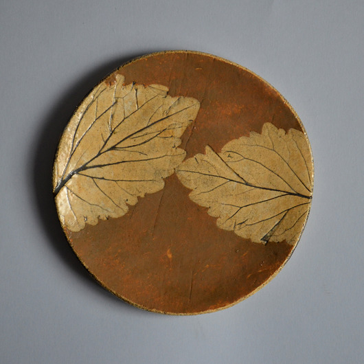 patery i talerze brązowy talerzyk z liśćmi