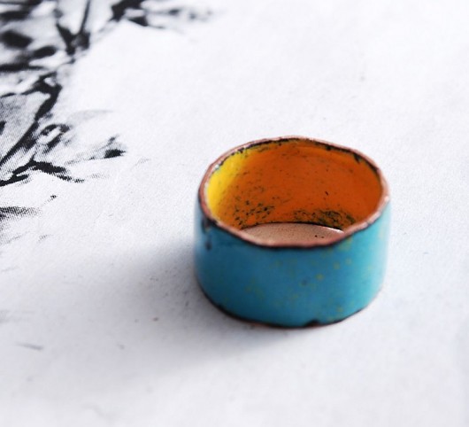 SAPHIRE RING – emaliowana obrączka Dorota Oyrzanowska