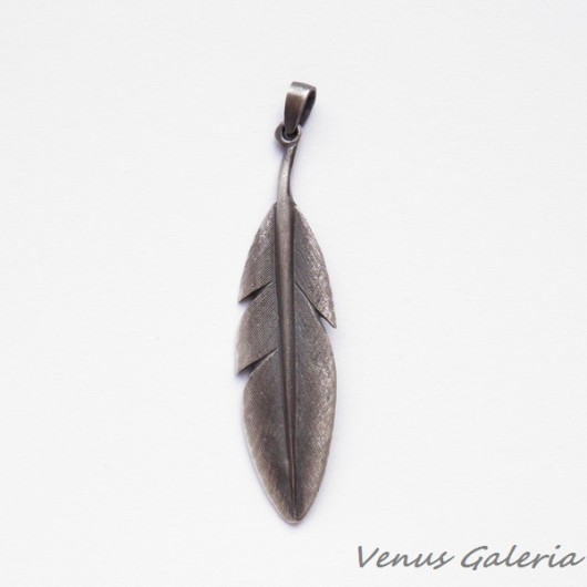 Szare piórko - Wisiorek VENUS GALERIA