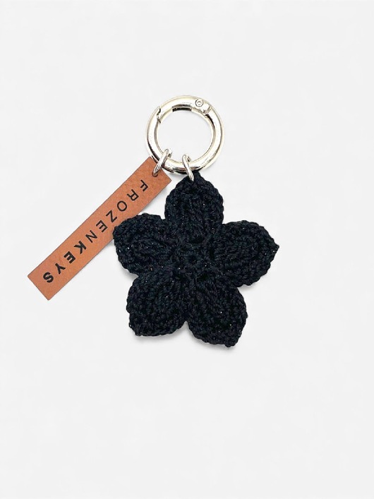 breloki Brelok Kwiat Czarny ze Srebrnym Zapięciem