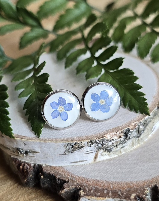 kolczyki z żywicy Kolczyki z kwiatami niezapominajkami srebrne