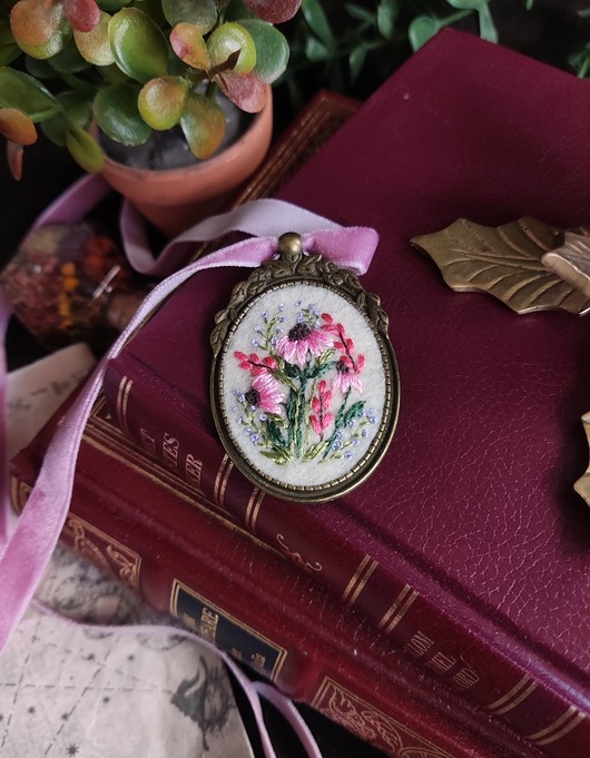 wisiory Haftowana zawieszka z kwiatami