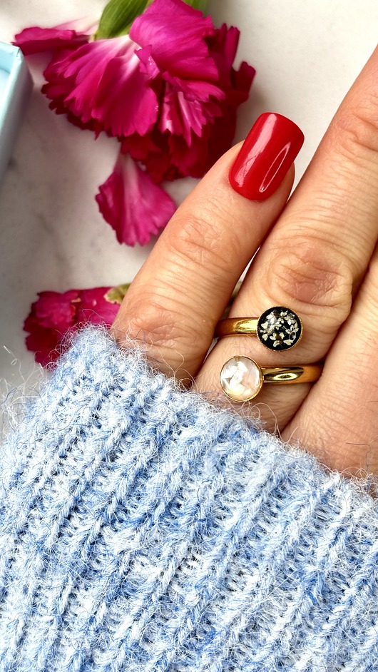 pierścionek z żywicy Pierścionek black and white